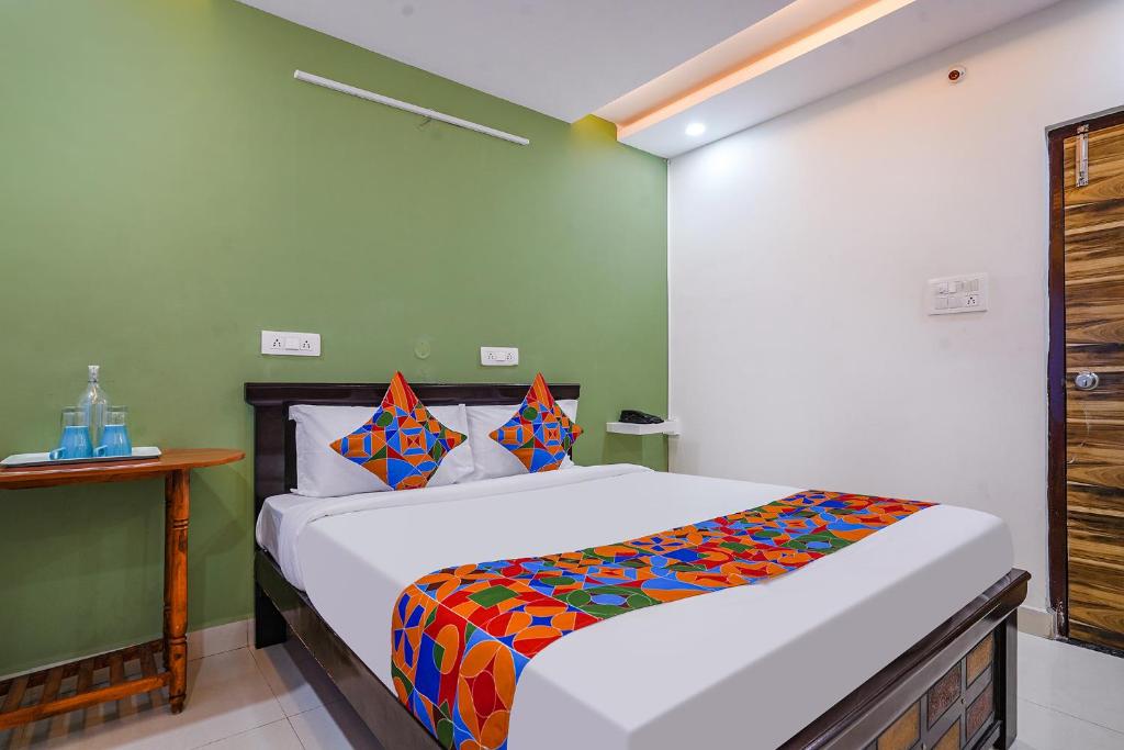 sypialnia z dużym łóżkiem w pokoju w obiekcie FabHotel Cozy w mieście Hajdarabad