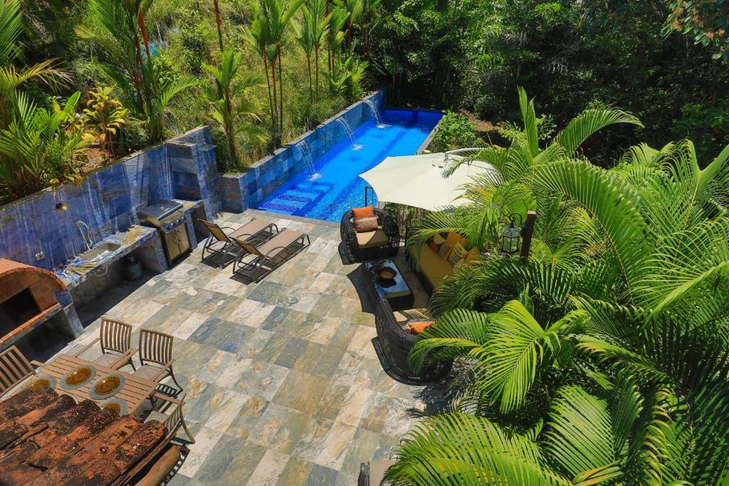 Θέα της πισίνας από το Villa with jungle view & pool near Manuel Antonio ή από εκεί κοντά