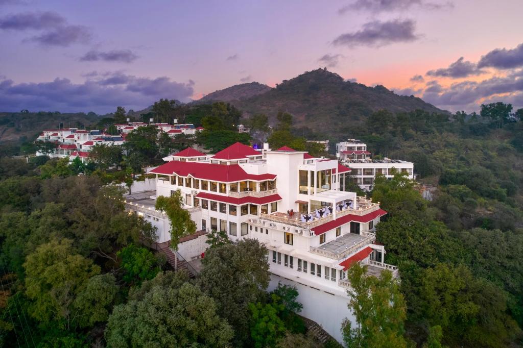 una vista aérea de un gran edificio blanco con techos rojos en Sterling Mount Abu, en Mount Abu