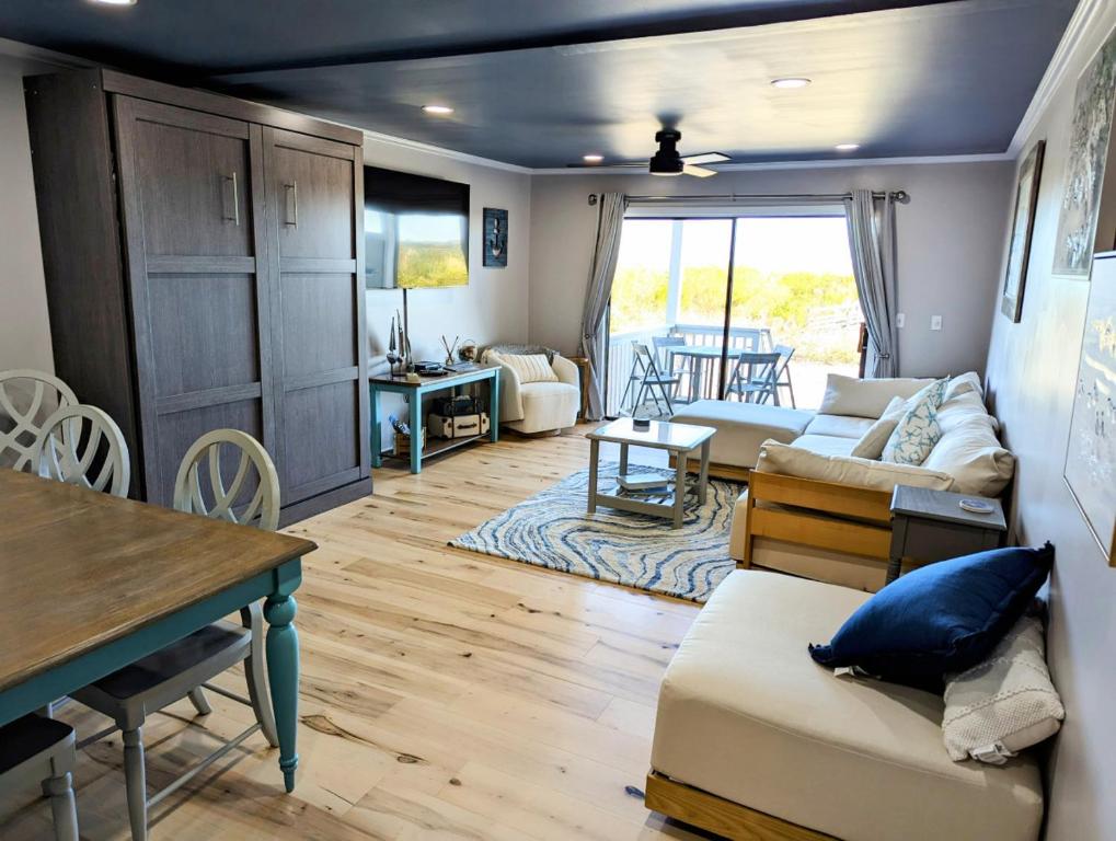 - un salon avec un canapé et une table dans l'établissement Harbor Island D112, à Oceanmarsh Subdivision