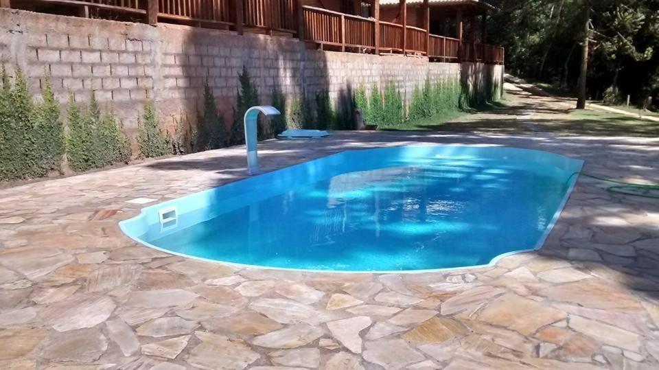 a swimming pool in the middle of a patio at Espaço Recanto do Pico in Santo Antônio do Pinhal