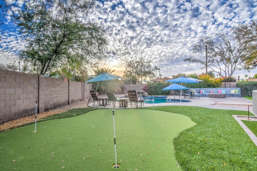 un campo da golf nel cortile di una casa di Resort Style Desert Oasis, Pool, Golf, Billiards & Ping Pong a Gilbert