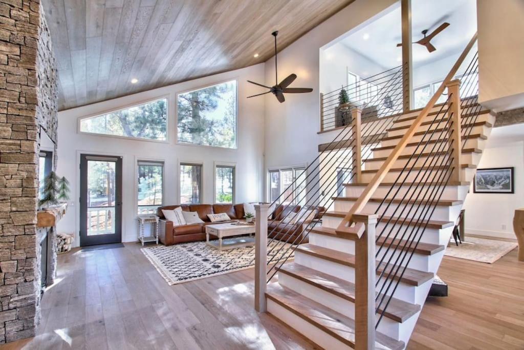 Una escalera en una sala de estar con una pared de ladrillos. en Heavenly Hideaway Near Slopes and Hot Tub, en Big Bear Lake