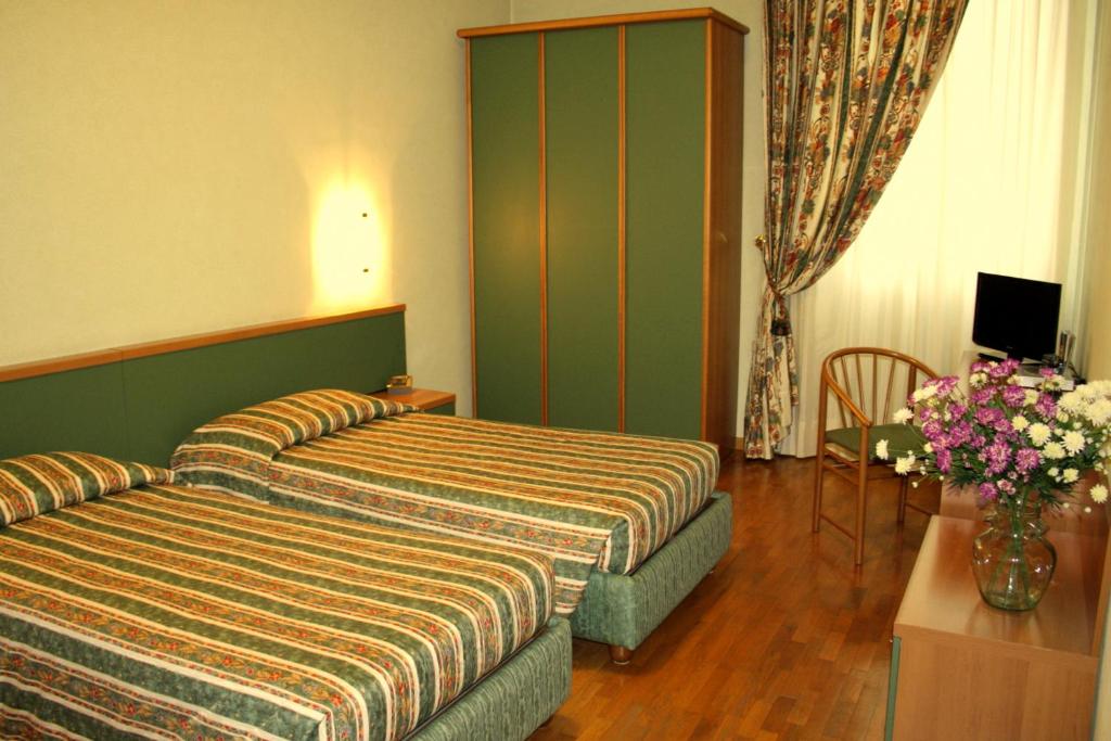 Hotel Gambara - Deux Chambres Doubles Communicantes