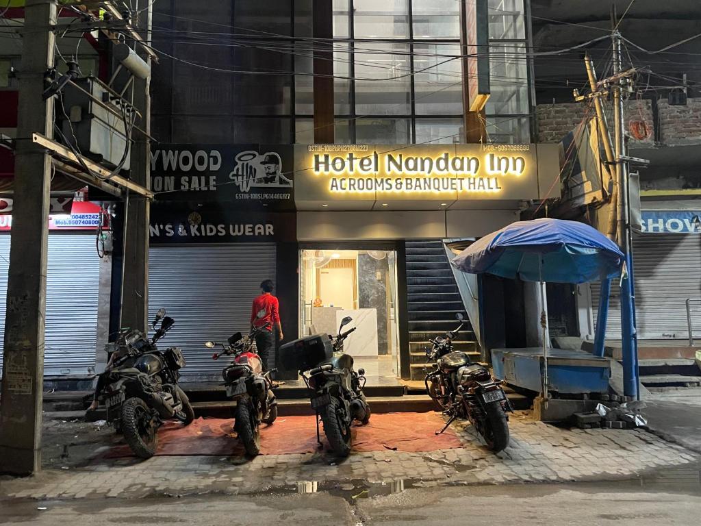 un grupo de motocicletas estacionadas frente a un edificio en Hotel Nandan Inn, en Gaya