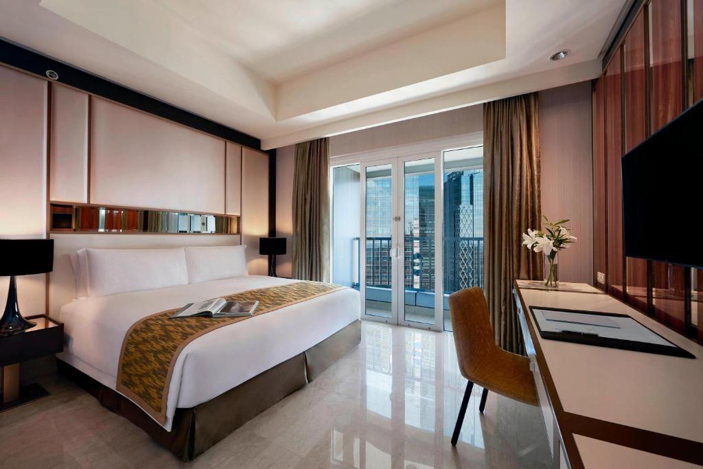Postel nebo postele na pokoji v ubytování The Residences of The Ritz-Carlton Jakarta Pacific Place