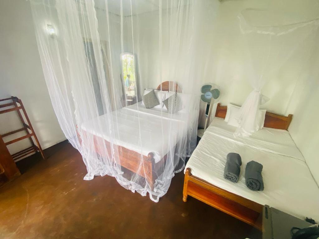 Postel nebo postele na pokoji v ubytování Hidden Gem Inn