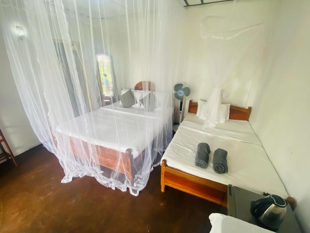 Postel nebo postele na pokoji v ubytování Hidden Gem Inn