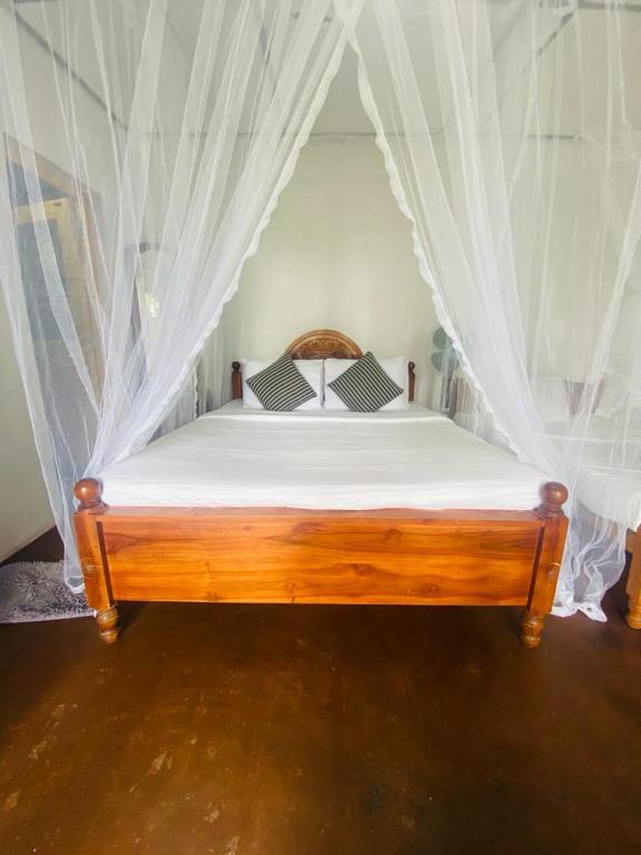 Postel nebo postele na pokoji v ubytování Hidden Gem Inn