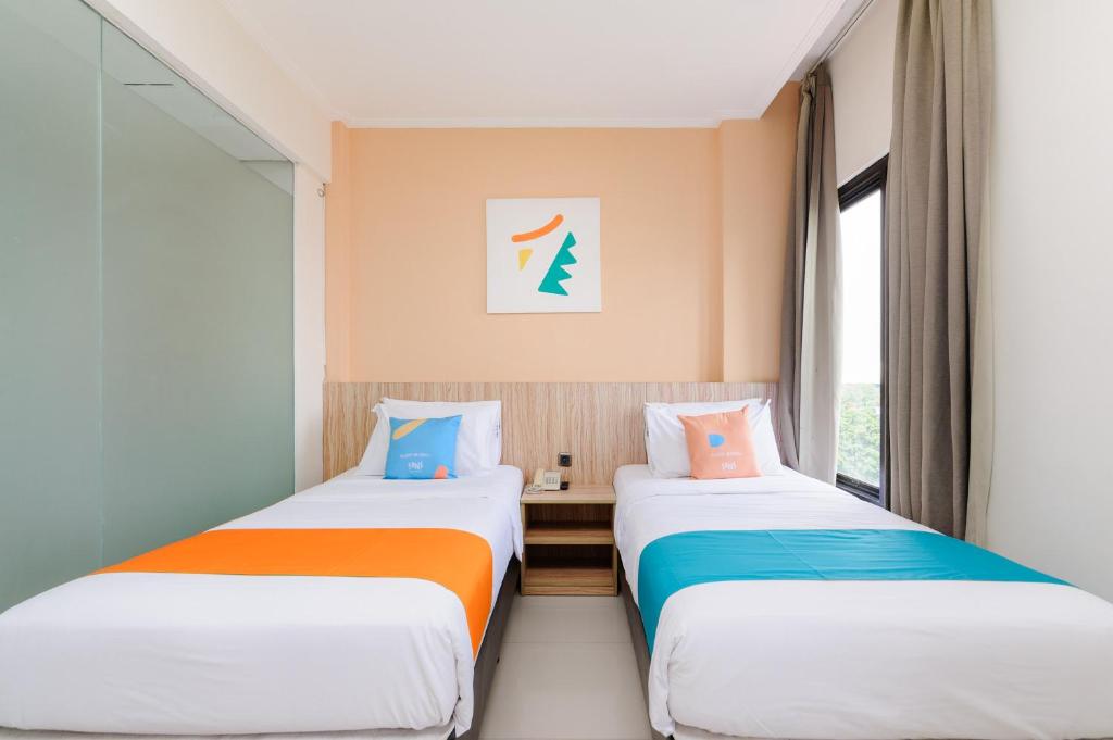 Postel nebo postele na pokoji v ubytování Sans Hotel The Green Bekasi by RedDoorz
