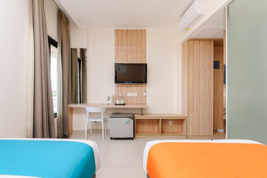 TV a/nebo společenská místnost v ubytování Sans Hotel The Green Bekasi by RedDoorz