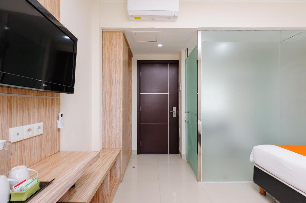 TV a/nebo společenská místnost v ubytování Sans Hotel The Green Bekasi by RedDoorz