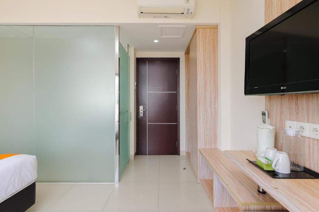 TV a/nebo společenská místnost v ubytování Sans Hotel The Green Bekasi by RedDoorz