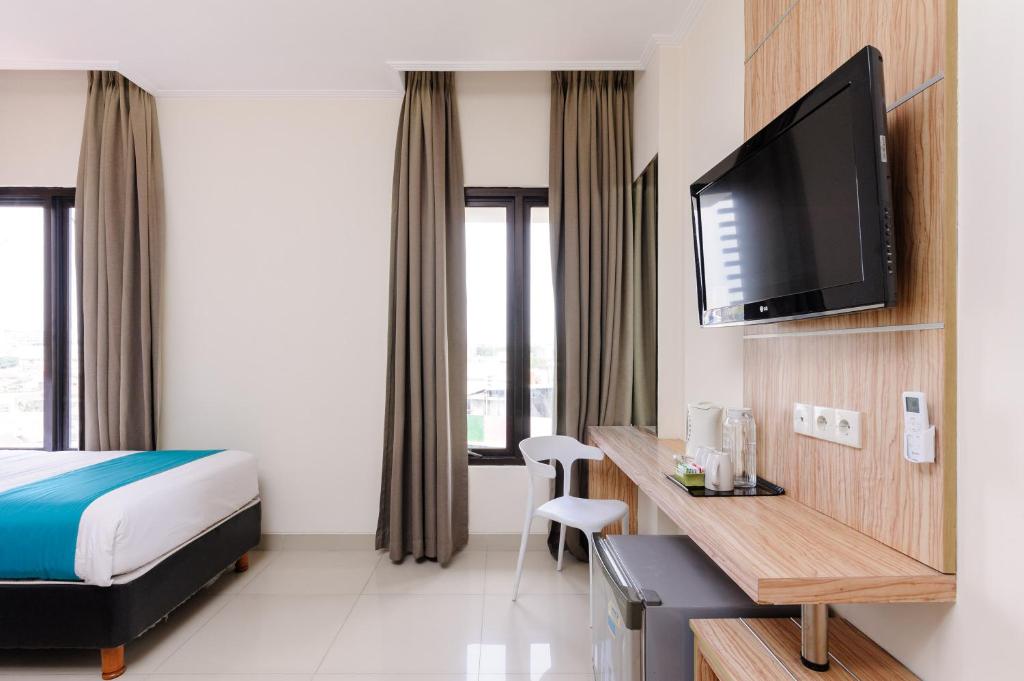 TV a/nebo společenská místnost v ubytování Sans Hotel The Green Bekasi by RedDoorz