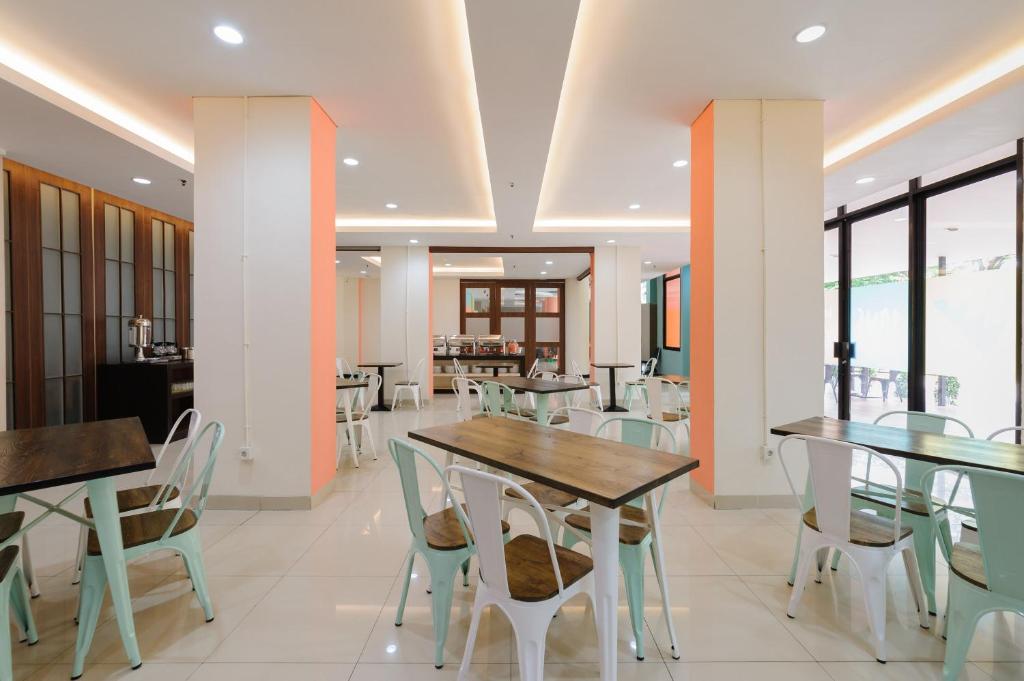 Posezení v ubytování Sans Hotel The Green Bekasi by RedDoorz