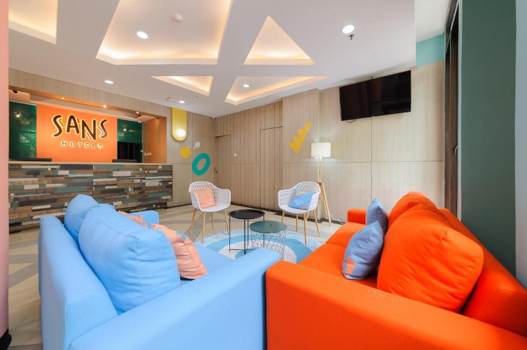 TV a/nebo společenská místnost v ubytování Sans Hotel The Green Bekasi by RedDoorz
