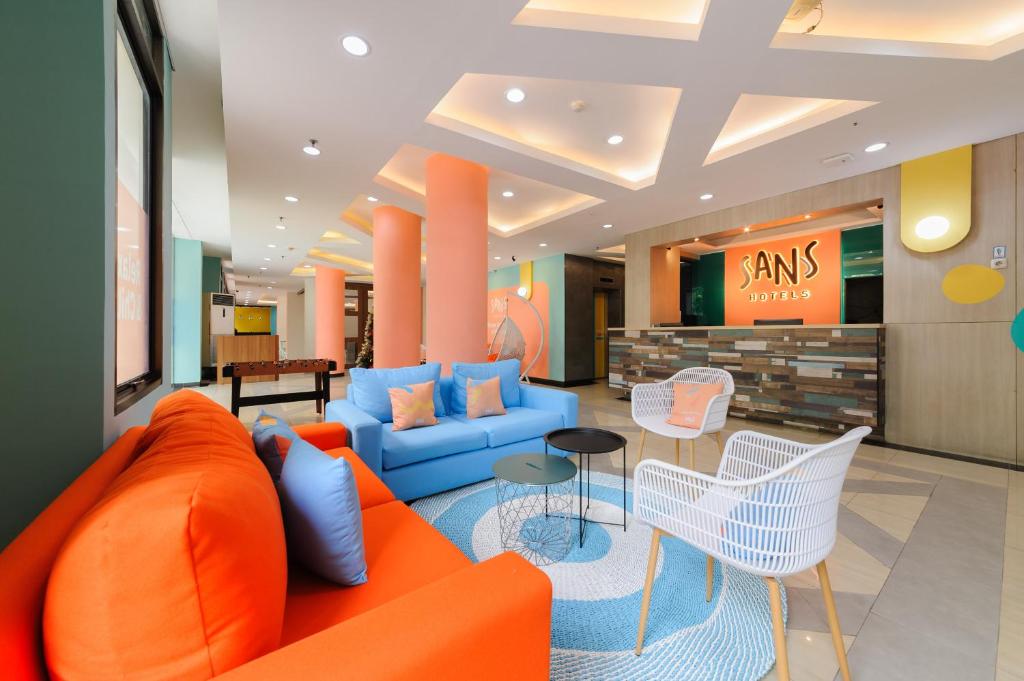 Posezení v ubytování Sans Hotel The Green Bekasi by RedDoorz