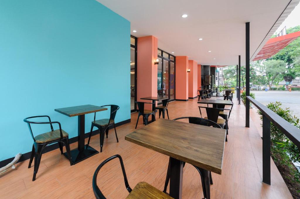 Restaurace v ubytování Sans Hotel The Green Bekasi by RedDoorz