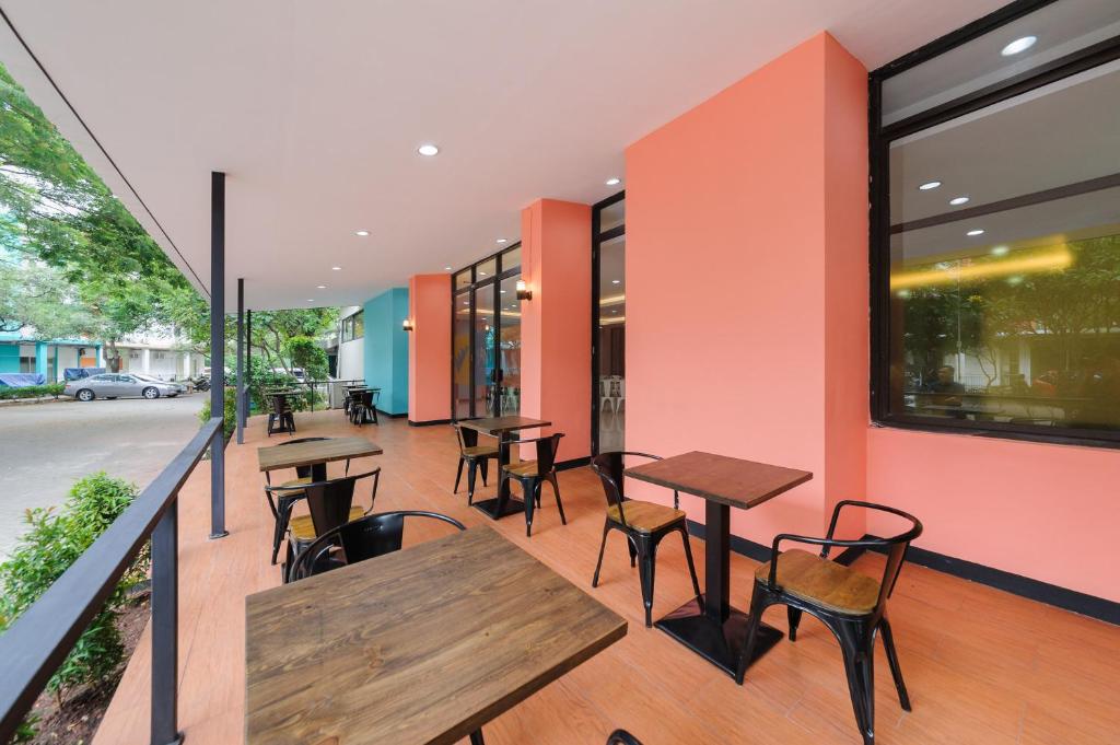 Restaurace v ubytování Sans Hotel The Green Bekasi by RedDoorz