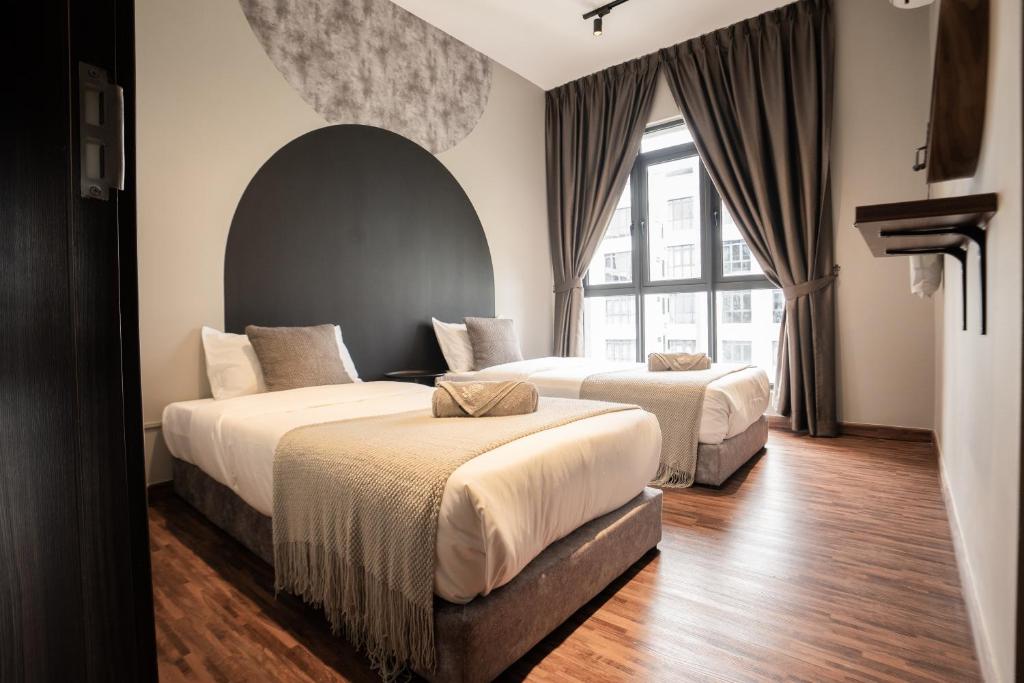 um quarto de hotel com duas camas e uma janela em K Avenue by CAIRO em Donggongon
