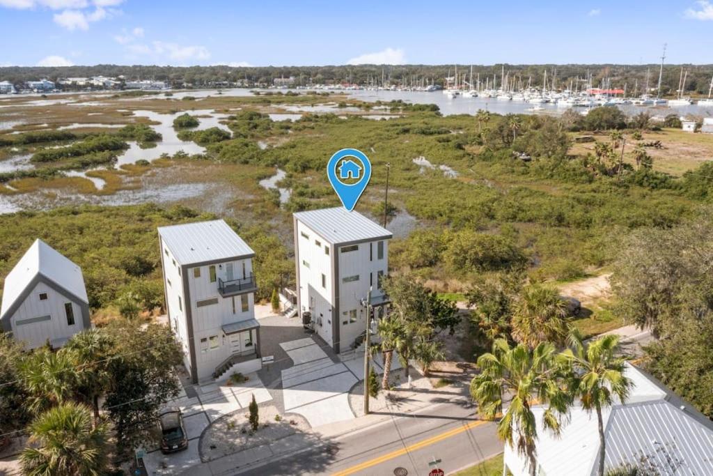 una vista aérea de un edificio con un letrero de la calle en Riberia Street Retreat, en St. Augustine