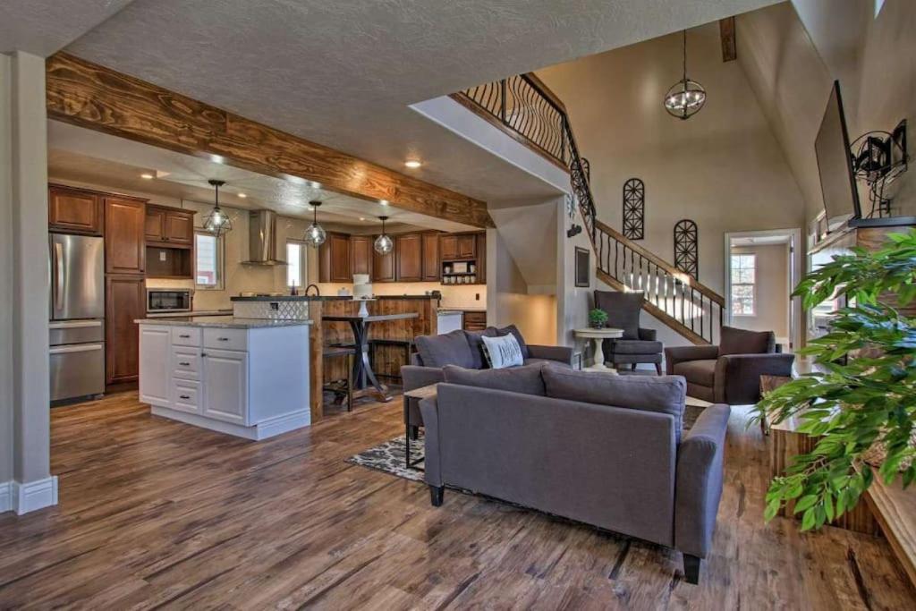 Η κουζίνα ή μικρή κουζίνα στο Spacious Home With Hot Tub