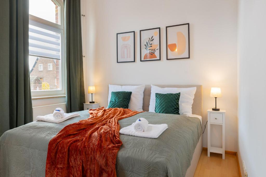 1 dormitorio con 1 cama con 2 toallas en Stilvoll & historisch I Kingbetten+Küche+Parkplatz, en Wesel