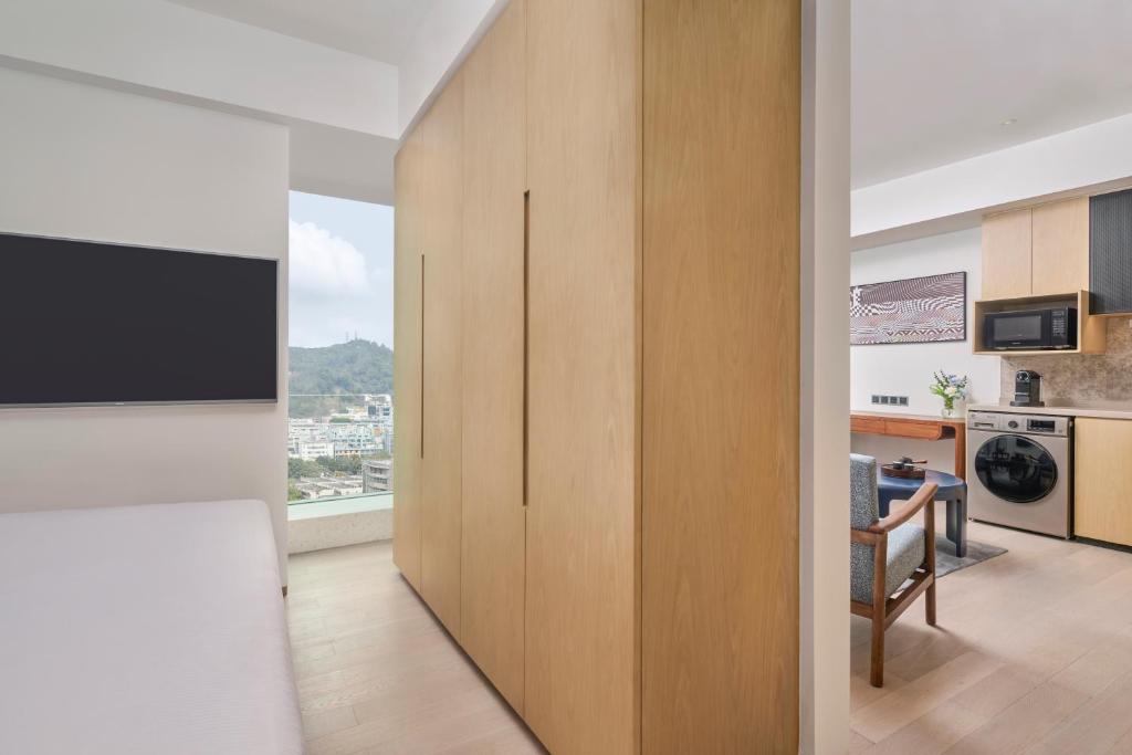 Kuchyň nebo kuchyňský kout v ubytování DoubleTree by Hilton Shenzhen Airport Residences
