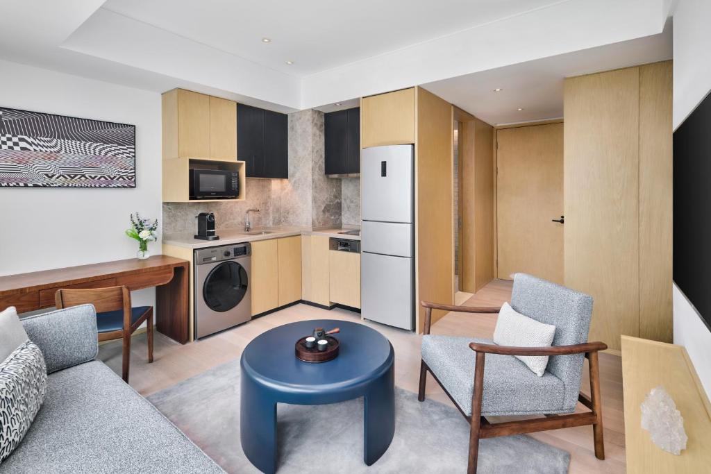 Kuchyň nebo kuchyňský kout v ubytování DoubleTree by Hilton Shenzhen Airport Residences