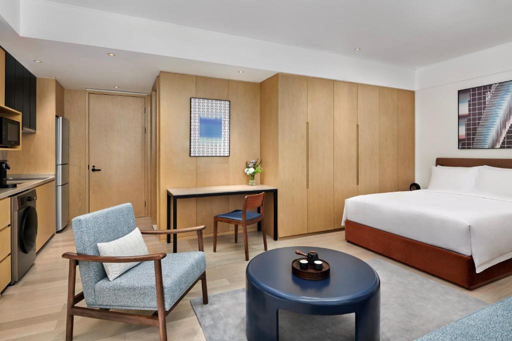 Postel nebo postele na pokoji v ubytování DoubleTree by Hilton Shenzhen Airport Residences