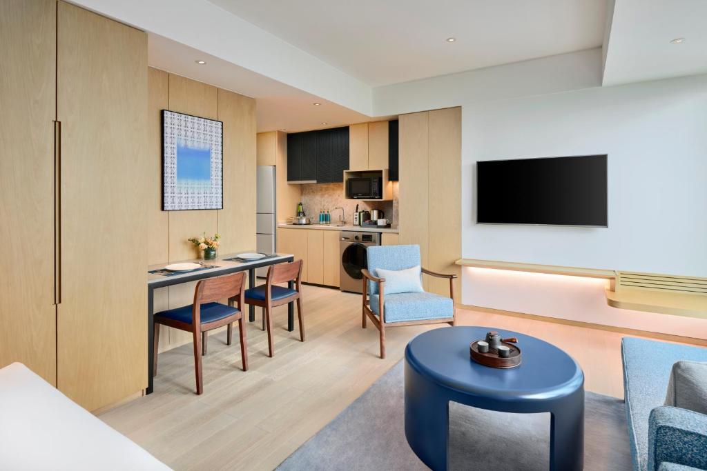 TV a/nebo společenská místnost v ubytování DoubleTree by Hilton Shenzhen Airport Residences