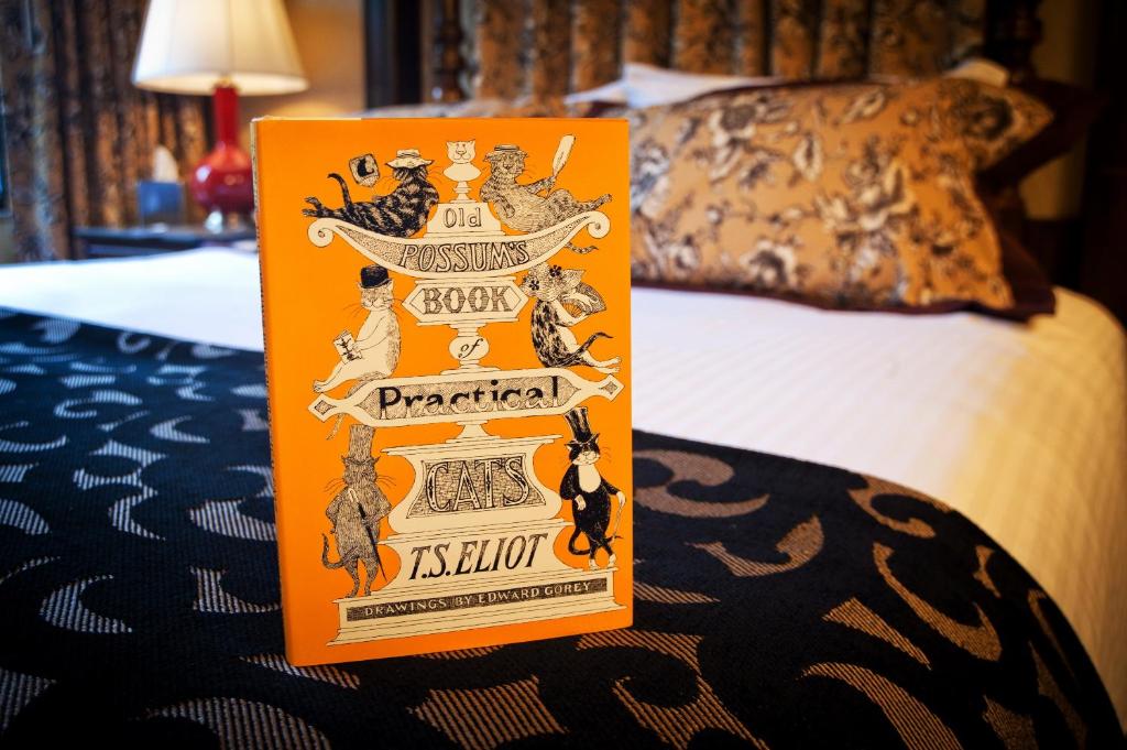 The Cheshire - Deluxe King Room