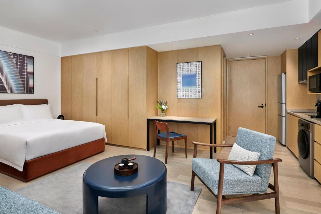 Postel nebo postele na pokoji v ubytování DoubleTree by Hilton Shenzhen Airport Residences