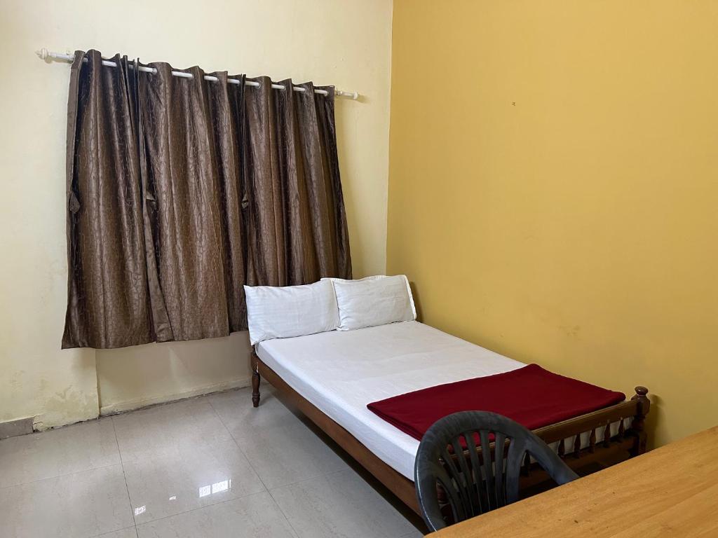 Postel nebo postele na pokoji v ubytování Mukalel Tourist Home