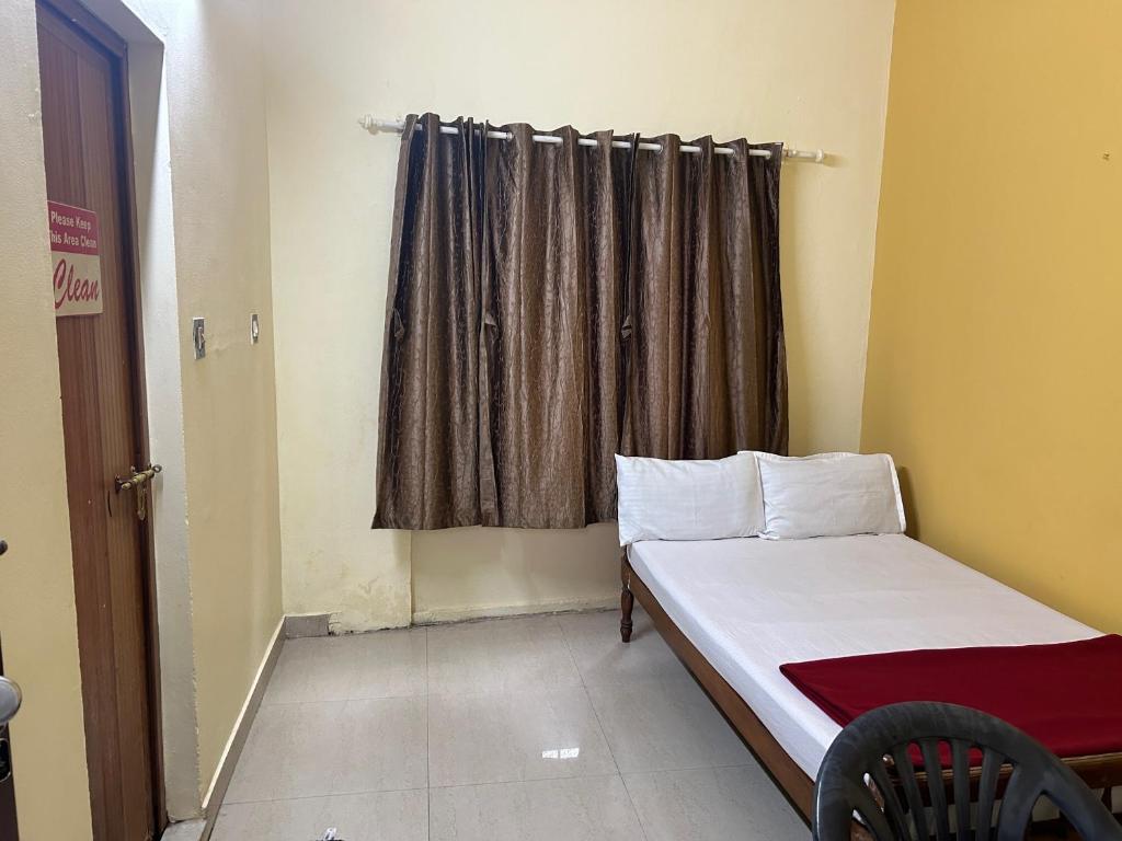 Postel nebo postele na pokoji v ubytování Mukalel Tourist Home