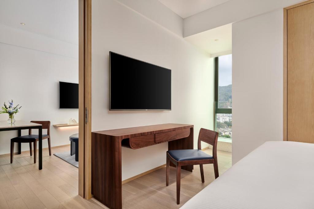 TV a/nebo společenská místnost v ubytování DoubleTree by Hilton Shenzhen Airport Residences