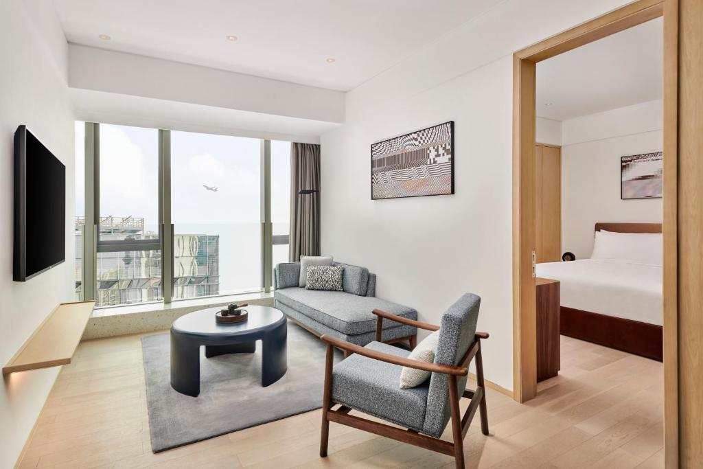 TV a/nebo společenská místnost v ubytování DoubleTree by Hilton Shenzhen Airport Residences