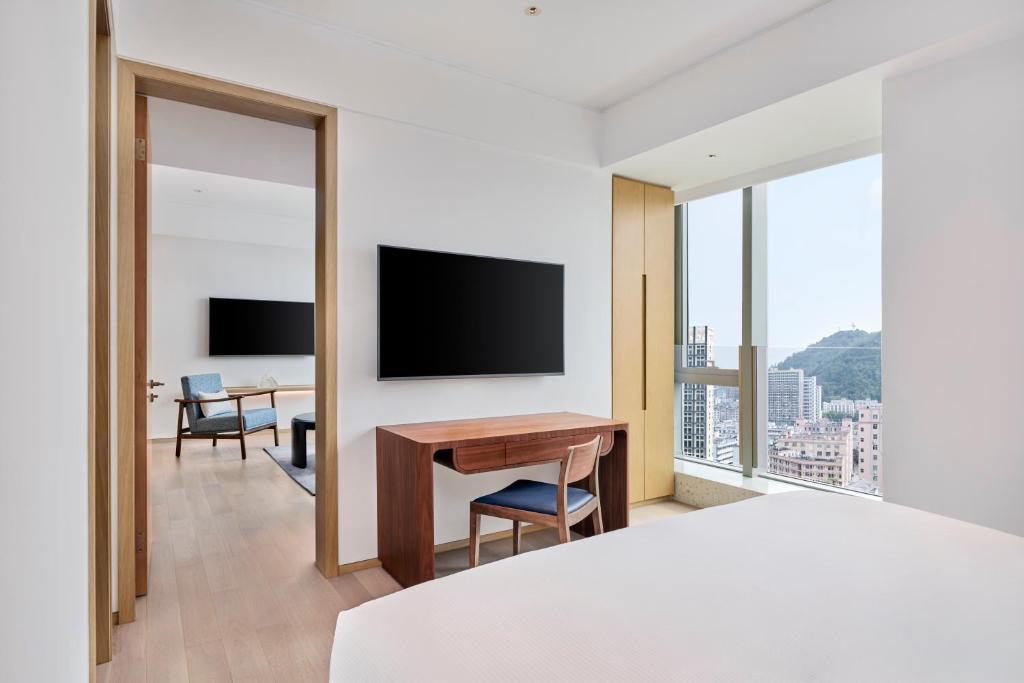 TV a/nebo společenská místnost v ubytování DoubleTree by Hilton Shenzhen Airport Residences