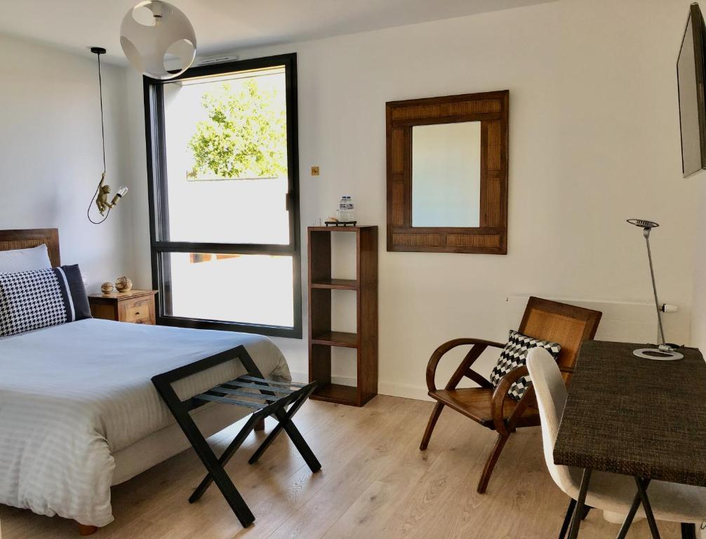 Postel nebo postele na pokoji v ubytování HÔTELYA - Lille Villeneuve d'Ascq