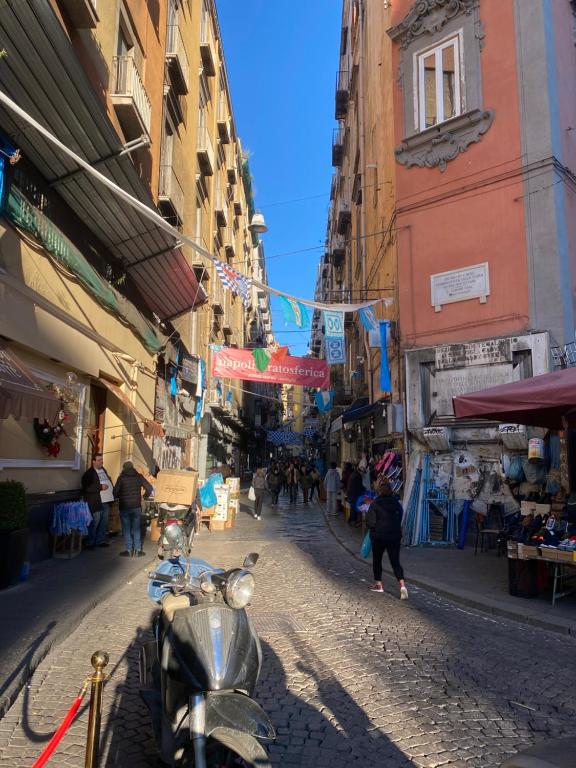 una persona caminando por una calle en una ciudad en Domus Diocleziano, en Nápoles