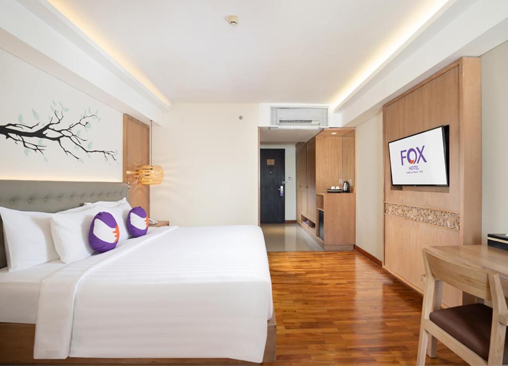 Postel nebo postele na pokoji v ubytování FOX Hotel Jimbaran Beach Bali