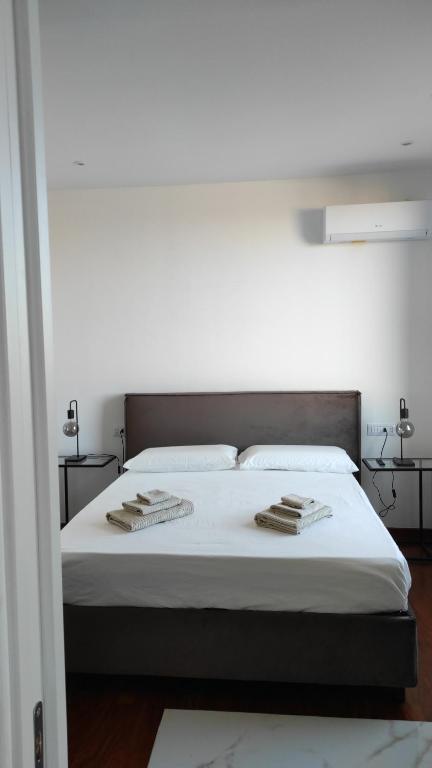 ローマにあるMaison Merulanaのベッドルーム1室(ベッド1台、タオル2枚付)