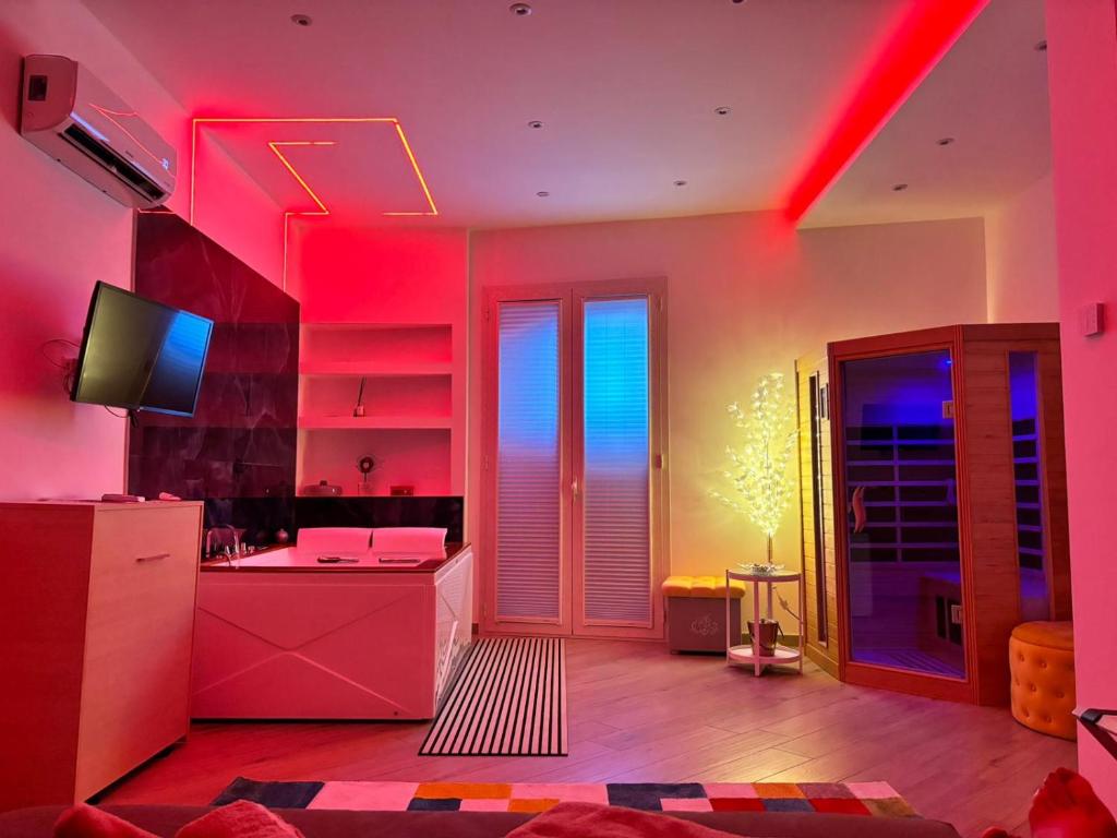 una cucina con luci rosse alle pareti e un bancone di DREAM ROOMS a Bagheria
