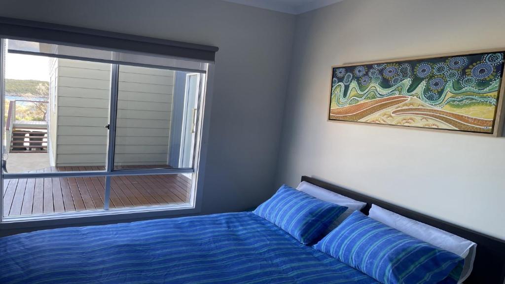 Cama ou camas em um quarto em Off The Net - New Listing - Esplanade Property With Views Of The Channel
