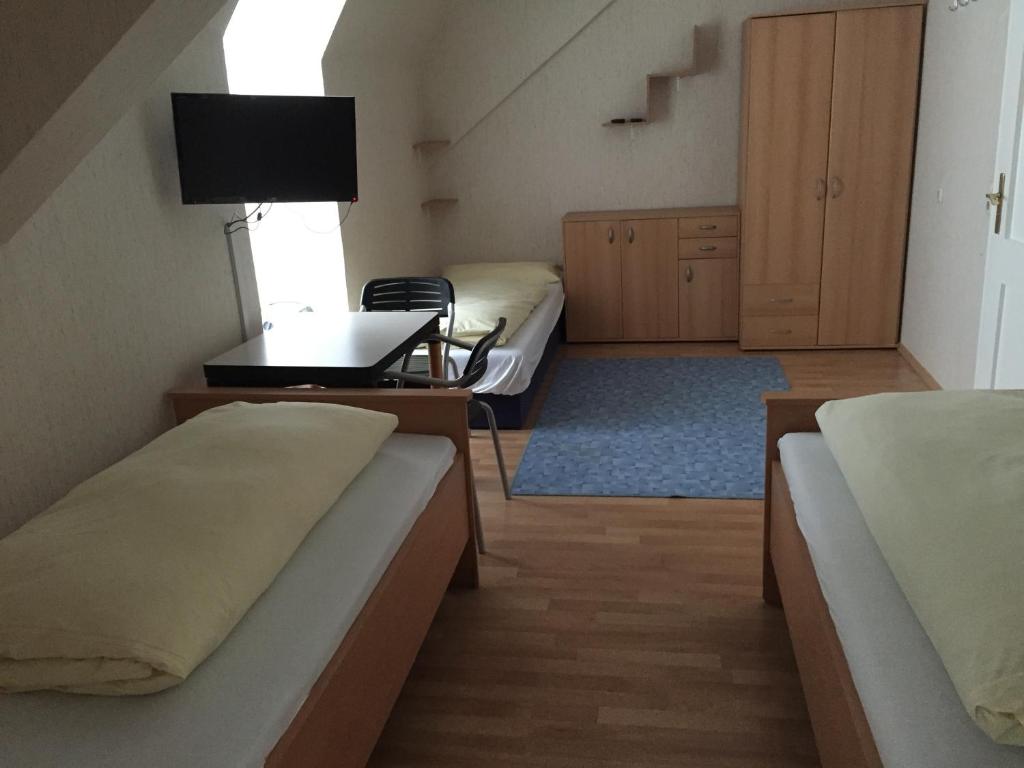 Postel nebo postele na pokoji v ubytování Jugendhotel Nürnberg
