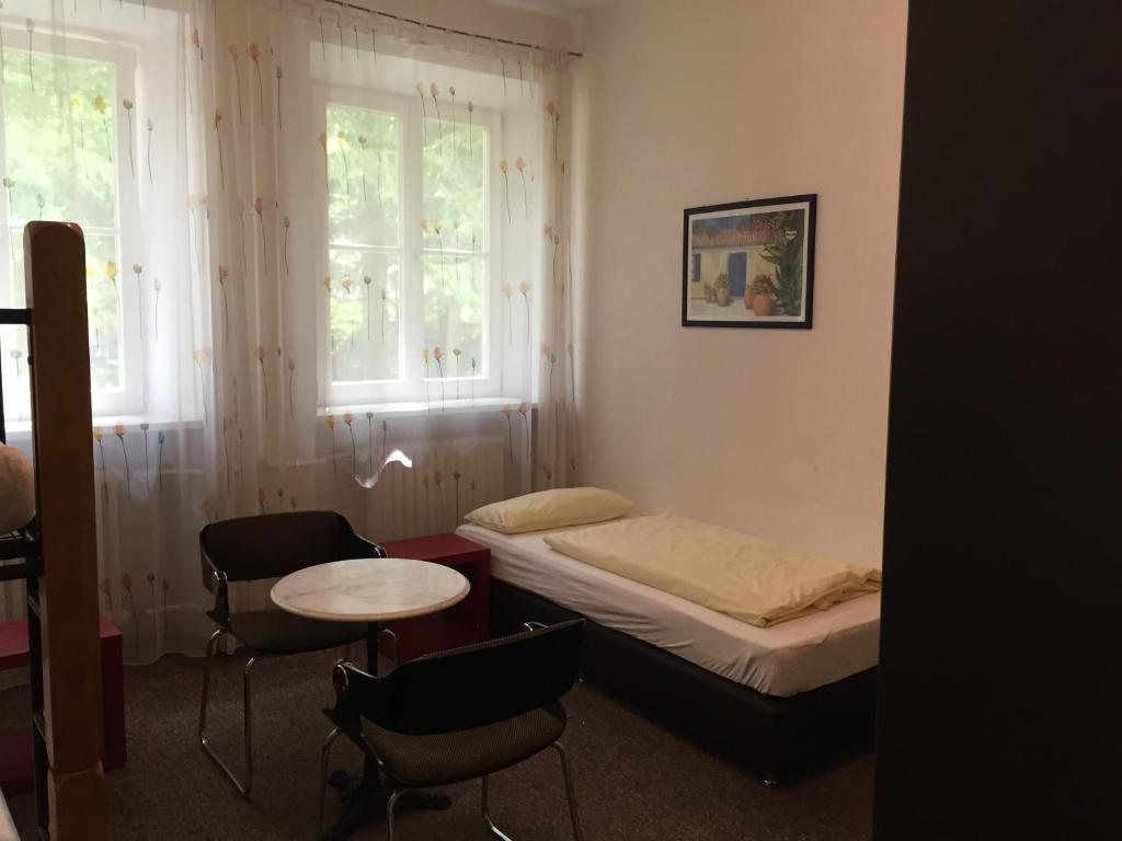 Postel nebo postele na pokoji v ubytování Jugendhotel Nürnberg