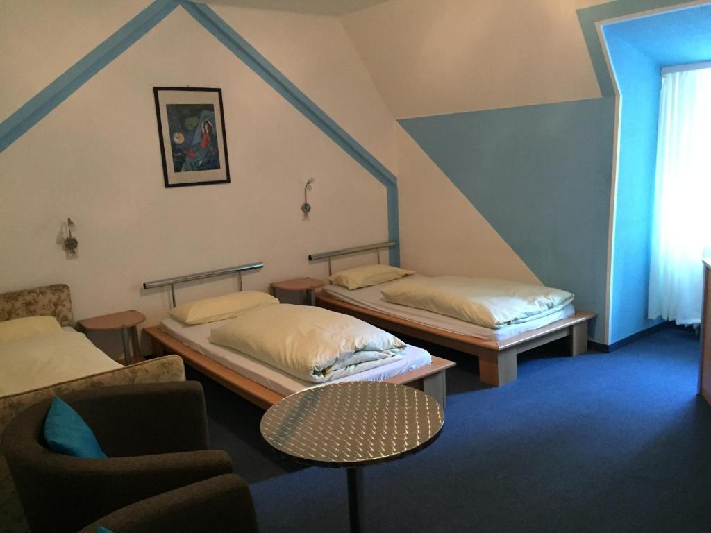 Postel nebo postele na pokoji v ubytování Jugendhotel Nürnberg