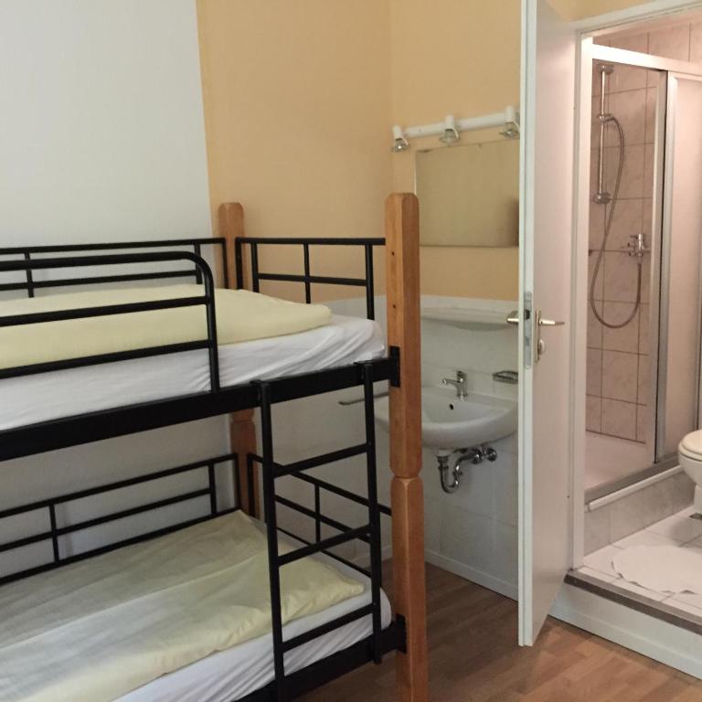 Postel nebo postele na pokoji v ubytování Jugendhotel Nürnberg