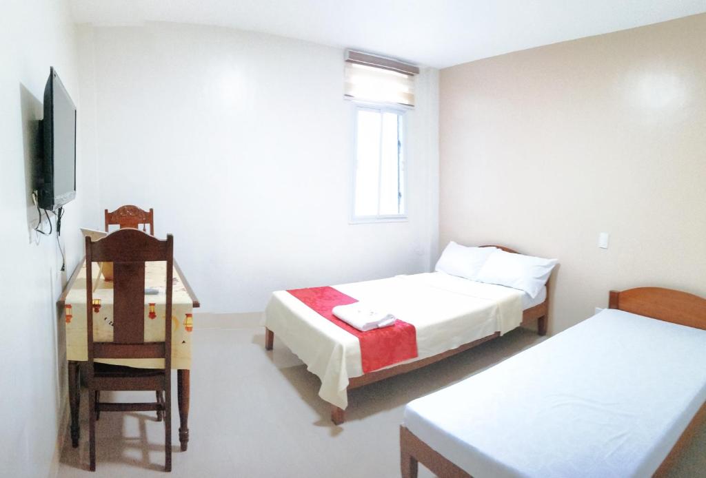 Postel nebo postele na pokoji v ubytování RedDoorz @ Capitol View MC Inn Nueva Vizacaya