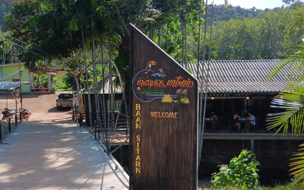 a sign for a restaurant next to a building at Baan Saitharn Koh Lanta in Ban Not (1)